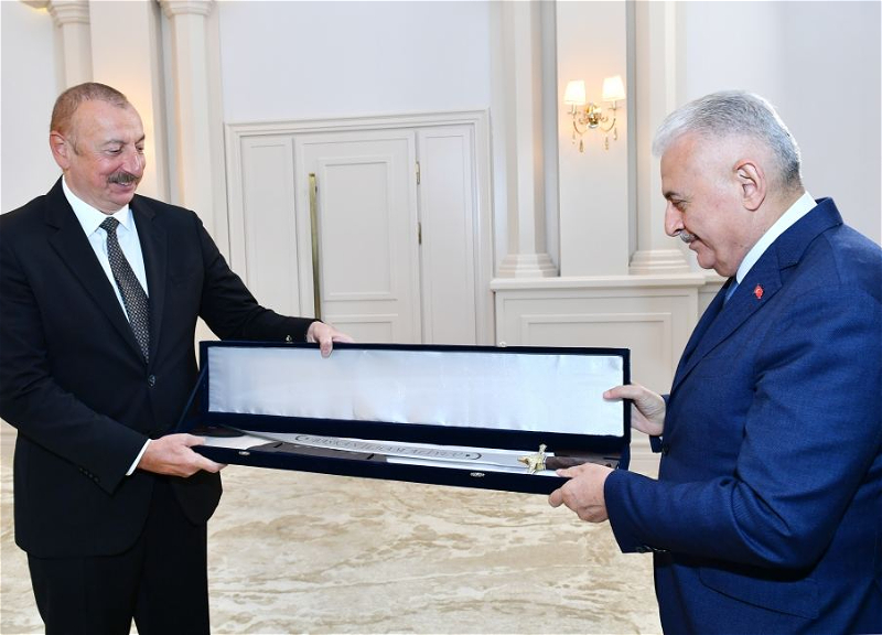 Бинали Йылдырым подарил Президенту Ильхаму Алиеву копию меча Фатиха Султана Мехмета - ФОТО