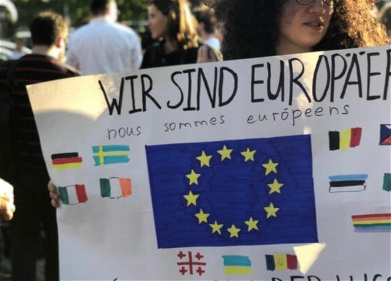В Тбилиси проходит акция в поддержку евроинтеграции с участием президента Грузии