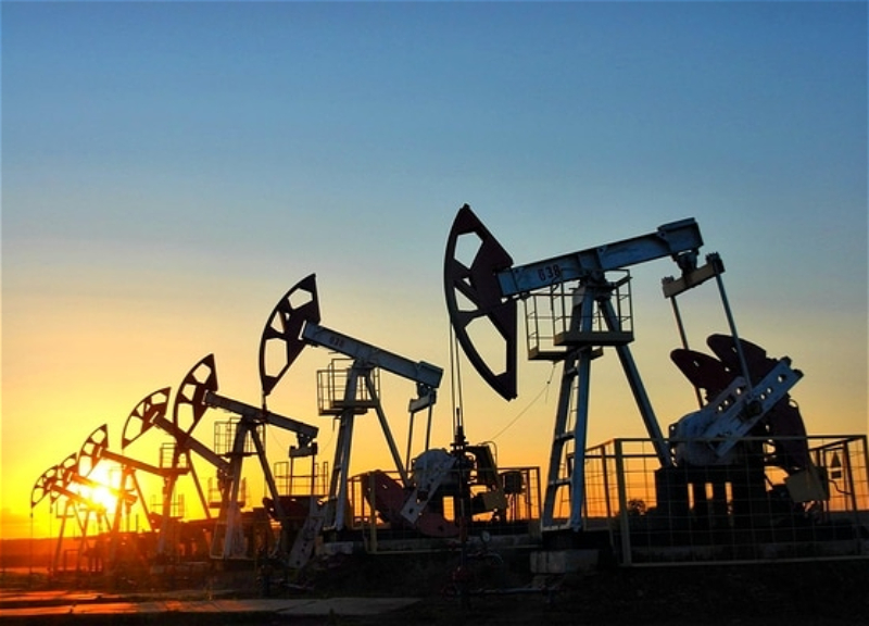 Власти Азербайджана увеличивают базовую цену на нефть в госбюджете-2022 до $70 за баррель