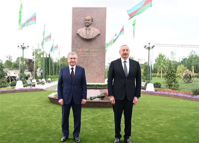 Ильхам Алиев и Шавкат Мирзиёев приняли участие в церемонии открытия площади Гейдара Алиева в Ташкенте - ФОТО