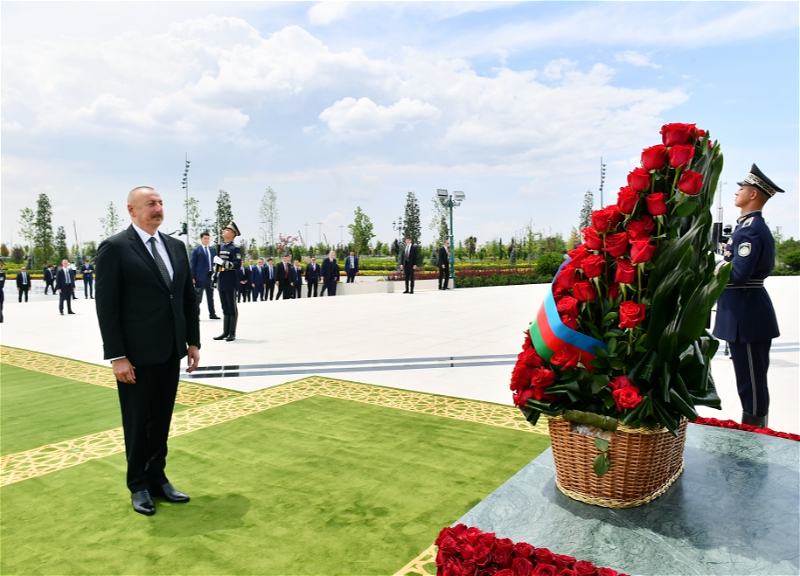 Ильхам Алиев и Шавкат Мирзиёев посетили монумент Независимости в Ташкенте - ФОТО