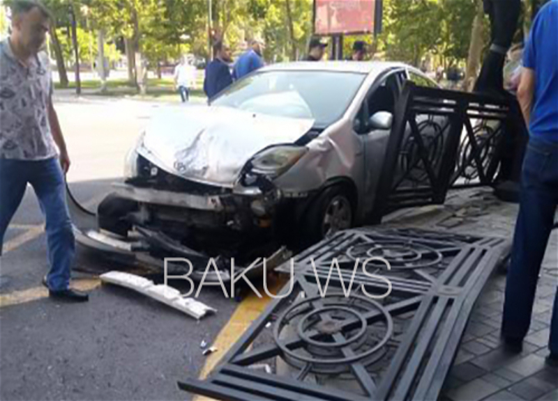 В центре Баку произошло ДТП: Один из автомобилей врезался в магазин - ФОТО - ВИДЕО