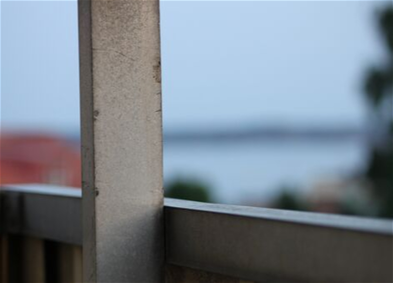 В Баку юная девушка скончалась, упав с балкона многоэтажки - ФОТО