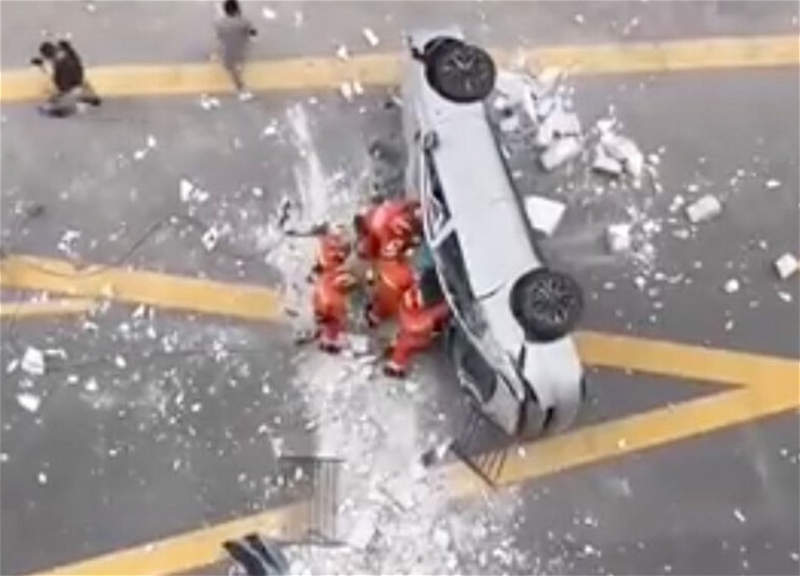 В Китае два человека погибли в результате падения электромобиля с третьего этажа