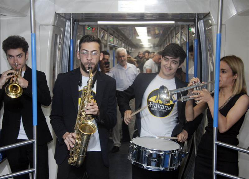 В метро прошел музыкальный флешмоб – от «28 Мая» до «8 Ноября» – ФОТО