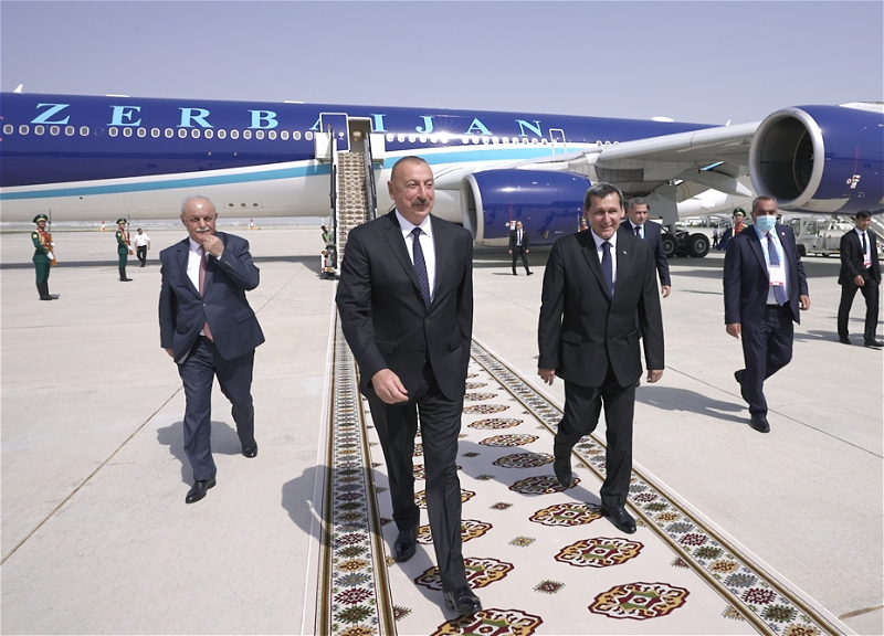 Ильхам Алиев прибыл в Ашгабад - ФОТО