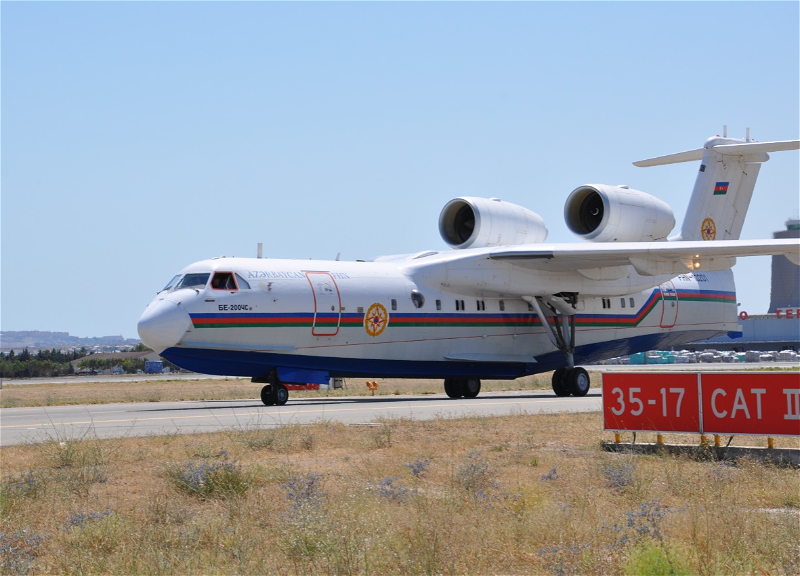 Самолет-амфибия, участвовавший в тушении лесных пожаров в Турции, вернулся в Баку - ФОТО