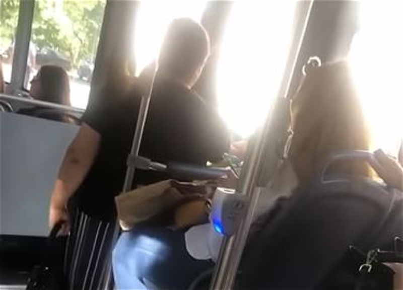В бакинском автобусе мужчина показал пассажирке непристойное видео - ВИДЕО