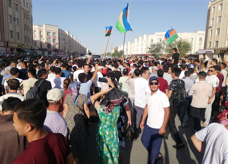 Парламент Узбекистана одобрил указ о введении режима ЧП в Каракалпакстане