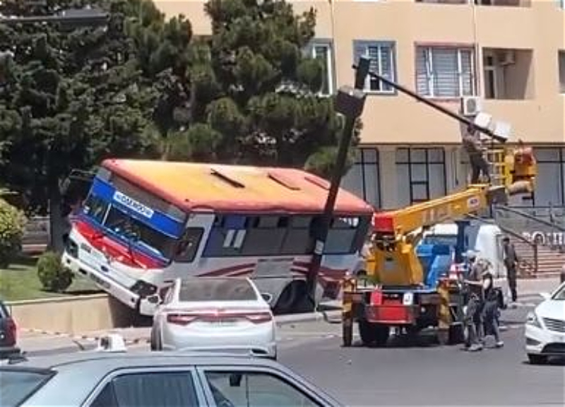 В Баку произошло ДТП с участием автобуса – ФОТО - ВИДЕО
