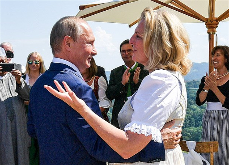 Экс-глава МИД Австрии, танцевавшая с Путиным, сбежала из страны