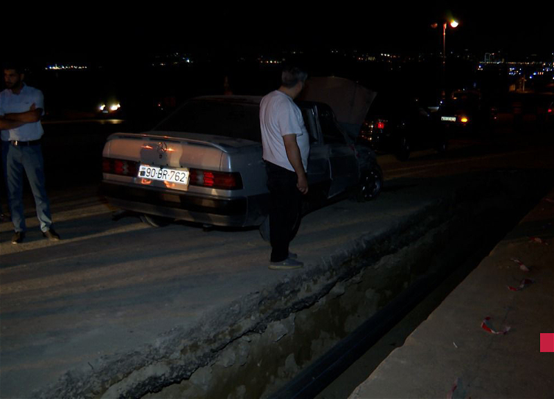 В Баку автомобиль упал в яму, есть пострадавшие - ФОТО