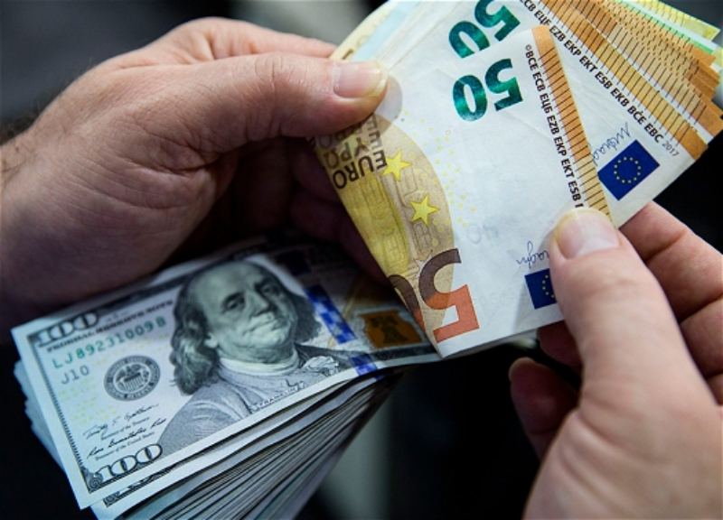 Курс евро к доллару упал ниже $1,01 впервые за двадцать лет