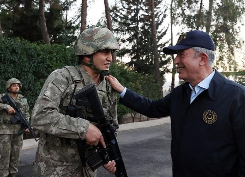 Глава Минобороны Турции инспектирует границу с Сирией