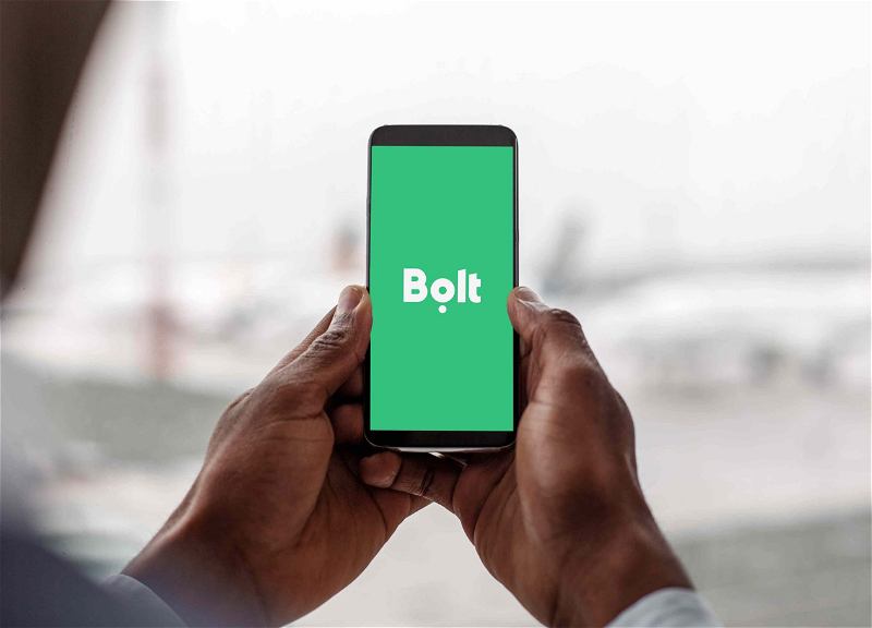 Очередной инцидент в такси: водитель «Bolt» выбросил деньги клиента в окно – ФОТО