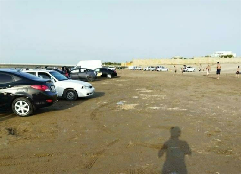 Заборы до моря и автомобили на берегу: Непригодный для отдыха пляж в поселке Фатмаи – ФОТО