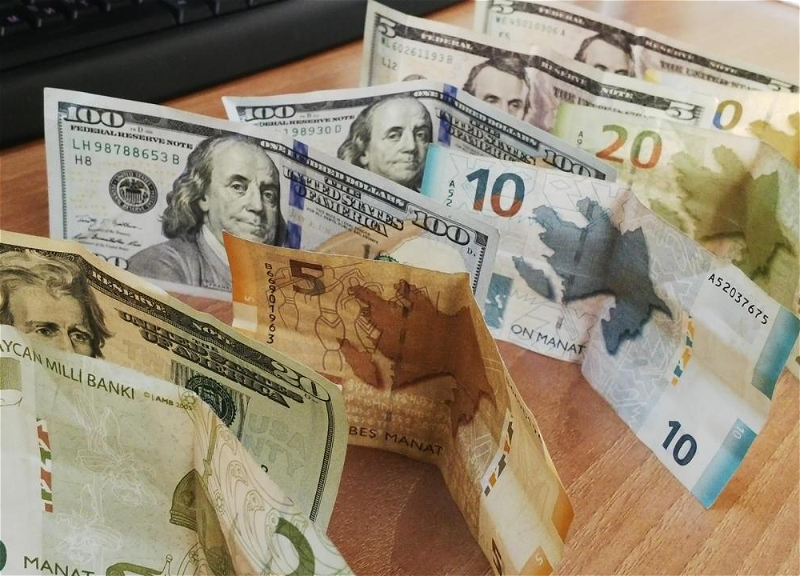 Азербайджанские банки приостановили в банкоматах услуги по обмену наличных долларов