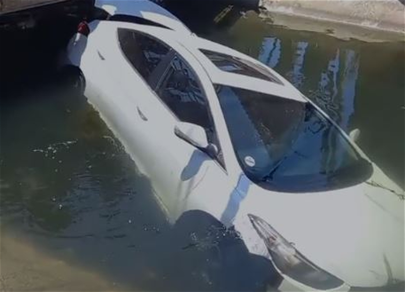 В Баку автомобиль в результате ДТП упал в канал - ВИДЕО