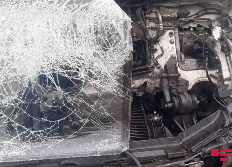 В Баку столкнулись два автомобиля марки Toyota Prius, один человек погиб