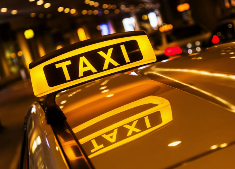 В Баку таксист избил и обокрал пассажирку