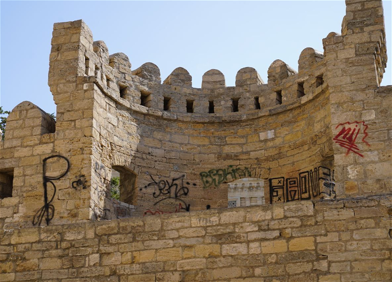 Выявлены лица, исписавшие граффити стены Ичеришехер - ФОТО