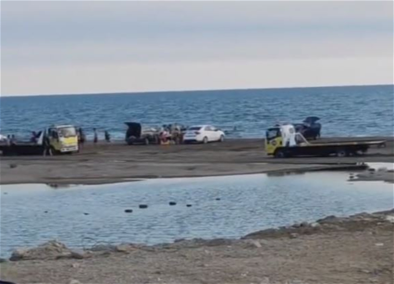 «Зыбучие пески» Абшерона. Три эвакуатора не смогли вытянуть застрявший на пляже лоток мороженщика - ВИДЕО
