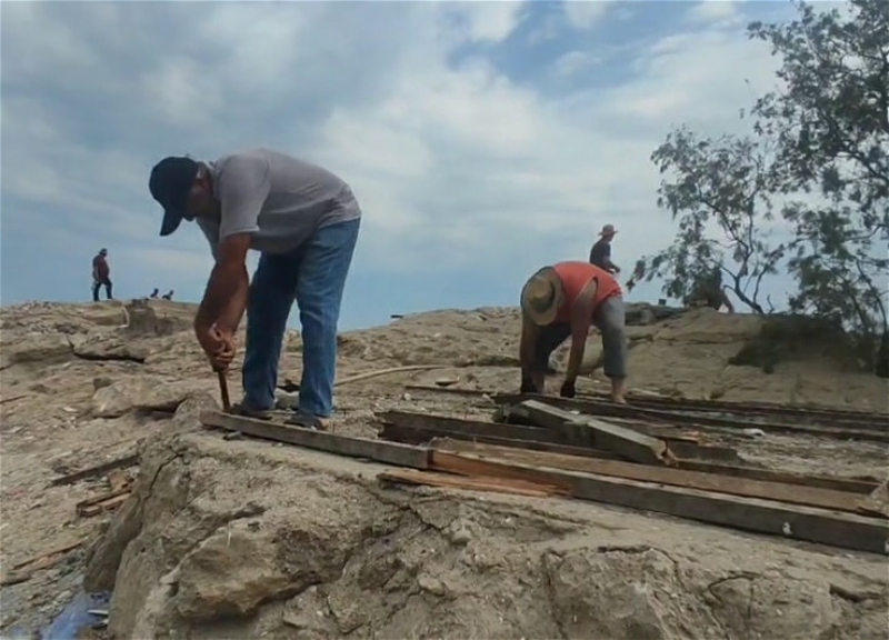 Жители Бузовна очистили скалы на побережье Каспия от мусора после сноса объектов – ВИДЕО