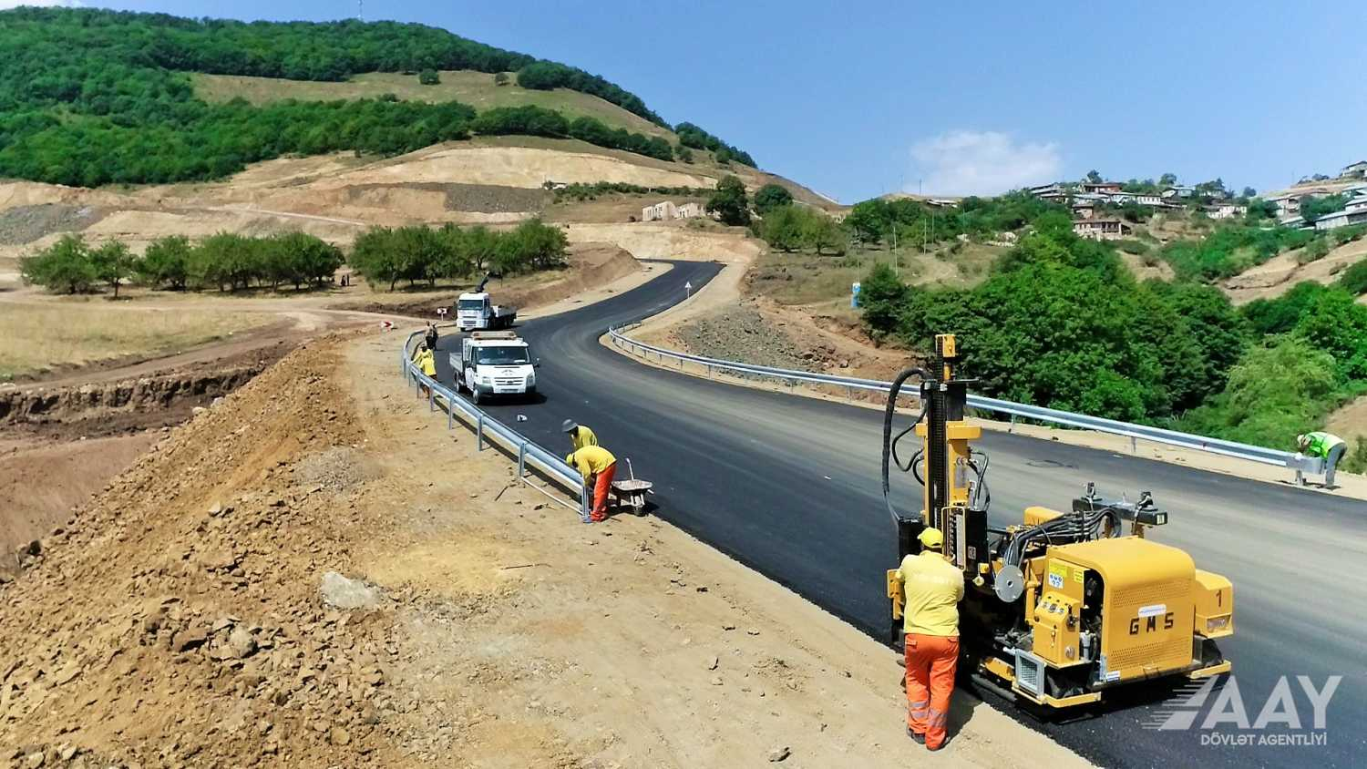 Новая дорога в обход. Лачин новая дорога. Строительство дороги. Стройка азербайджанских дорог. Асфальтирование дороги.