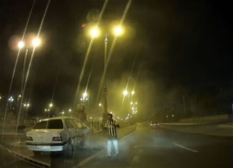 Тяжелая авария в Баку: автомобиль врезался в бетонную перегородку – ВИДЕО