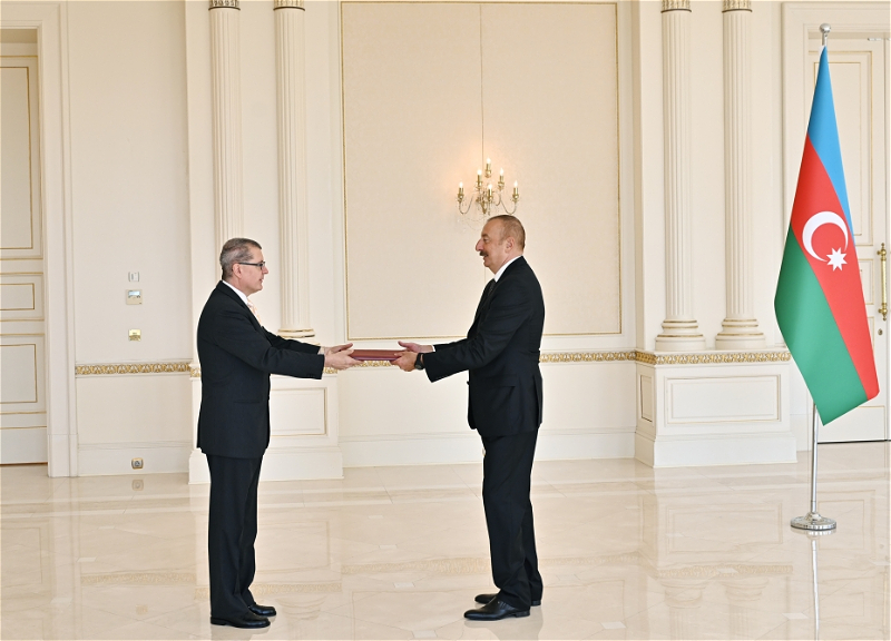 Ильхам Алиев принял верительные грамоты назначенного в Азербайджан нового посла Австрии - ФОТО