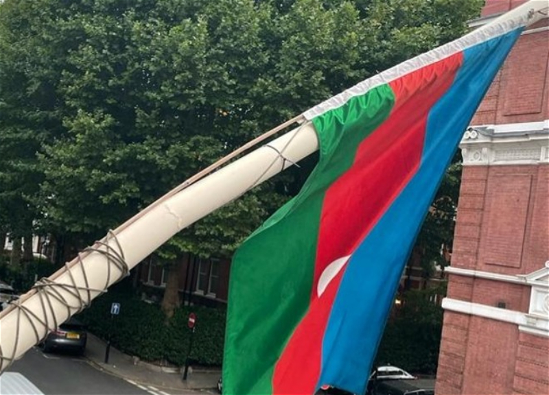 Флаг всегда на высоте. Посольство Азербайджана в Лондоне после нападения – ВИДЕО