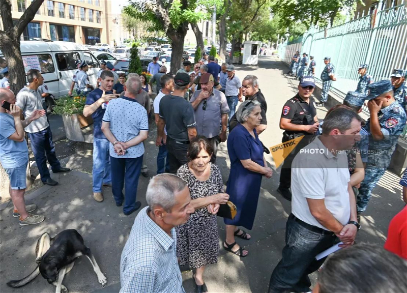 Бежавшие из Карабаха армяне проводят пикет у посольства Франции в Иреване