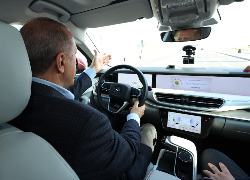 Эрдоган проехал за рулем турецкого автомобиля - ФОТО
