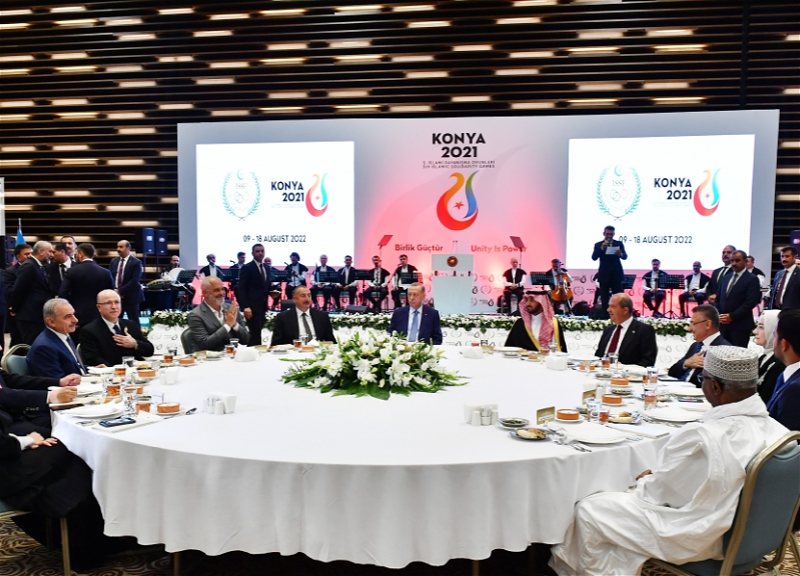 Ильхам Алиев на ужине в честь официальных лиц, участвующих в церемонии открытия Пятой Исламиады - ФОТО