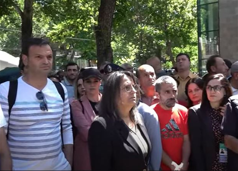 Родители армянских военных, погибших в 44-дневной войне, протестуют у здания минобороны Армении