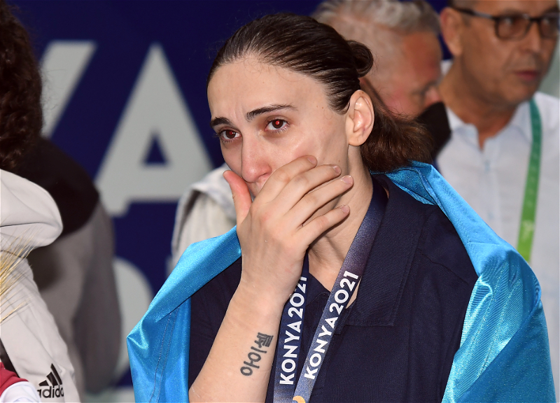 Фарида Азизова не смогла сдержать слез во время исполнения национального гимна – ФОТО