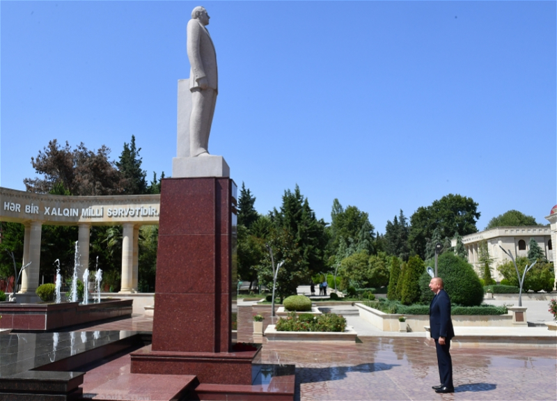 Ильхам Алиев посетил памятник Гейдару Алиеву в городе Агсу - ФОТО