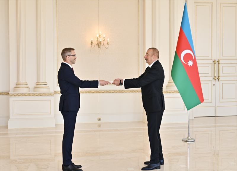 Ильхам Алиев принял верительные грамоты новоназначенного посла Швеции - ФОТО