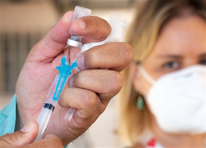 ВОЗ призвала вакцинировать от коронавируса всех медиков и людей старше 60 лет