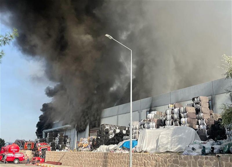 В Турции на прядильной фабрике вспыхнул пожар - ФОТО