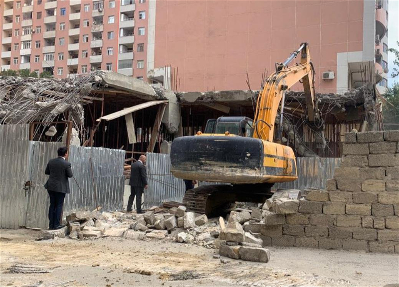 «Коровник» начали сносить: благодаря публикации 1news.az предотвращено незаконное строительство в центре Баку - ФОТО - ВИДЕО