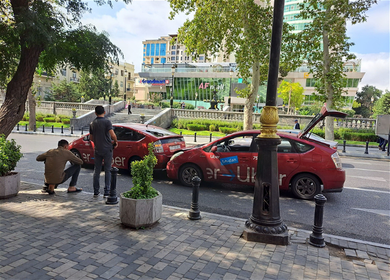 Два красных Toyota Prius не поделили проспект Бюльбюля – ФОТО