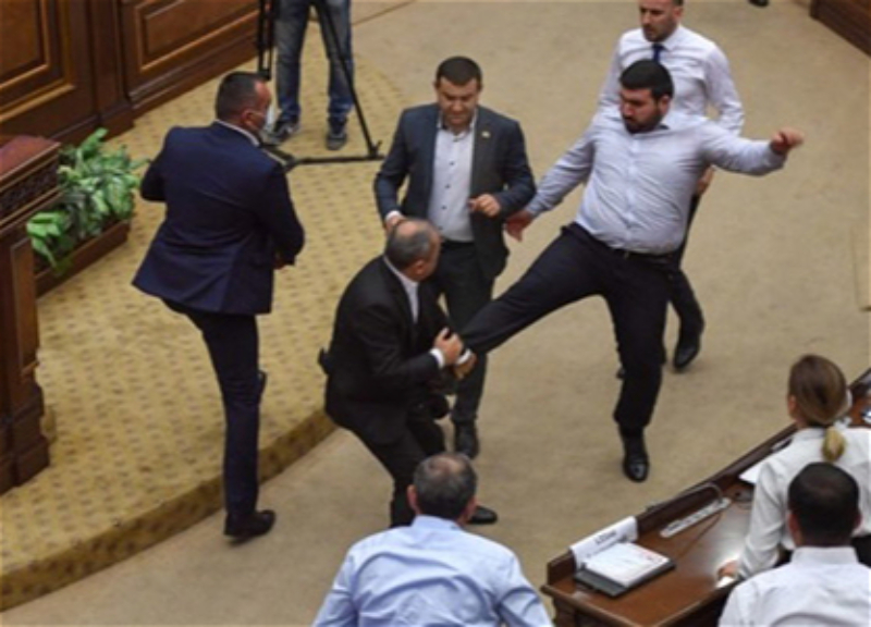 Ermənistan Parlamentində dava düşdü - VİDEO