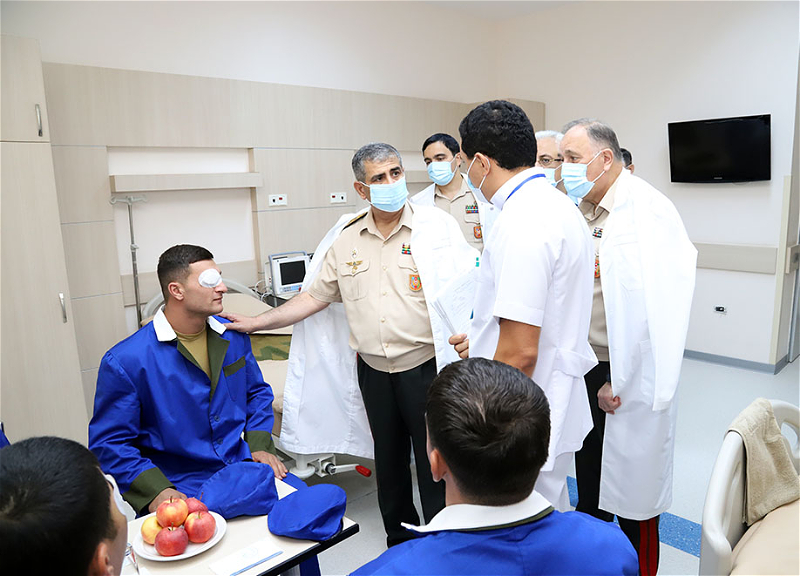 Министр обороны встретился с ранеными, проходящими лечение в военном госпитале - ФОТО - ВИДЕО