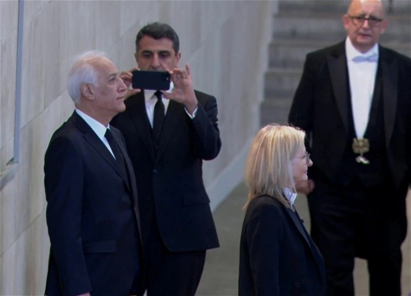 Президент Армении Хачатурян возмутил британцев нарушением протокола у гроба Елизаветы II