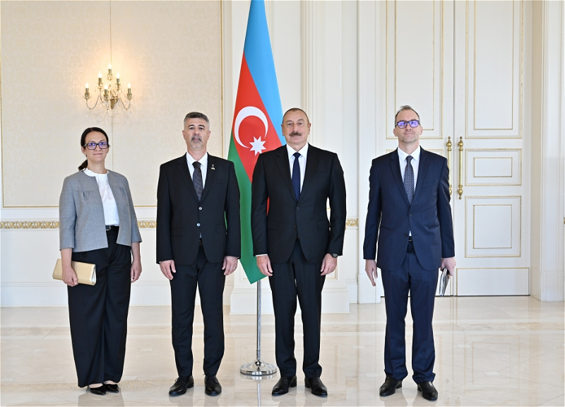 Ильхам Алиев принял верительные грамоты новоназначенного посла Венгрии в Азербайджане - ФОТО