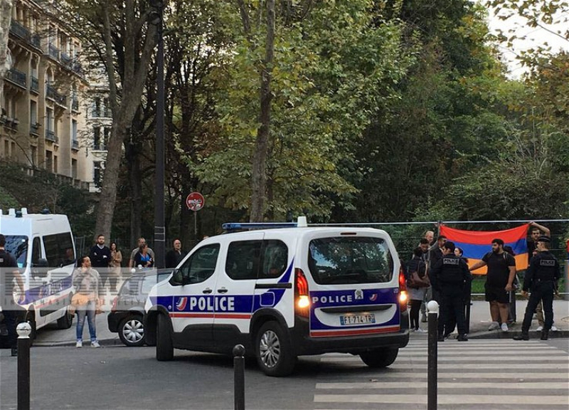 Армяне попытались напасть на Культурный центр Посольства Азербайджана во Франции - ВИДЕО
