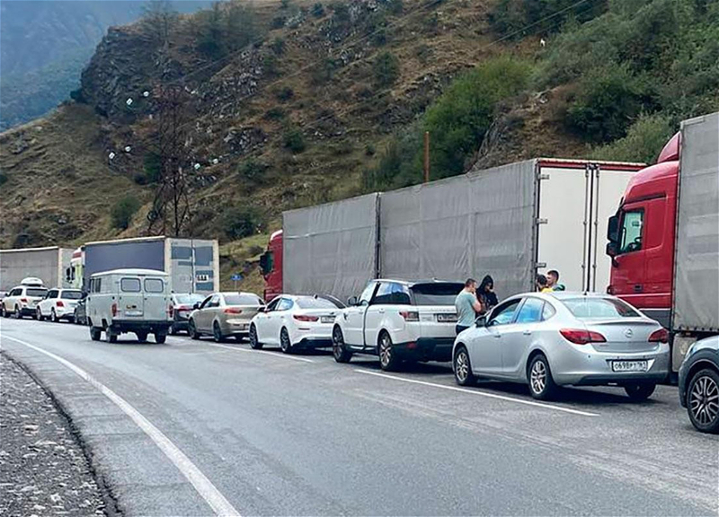На границе РФ с Грузией образовалась очередь из более 2 тысяч автомобилей
