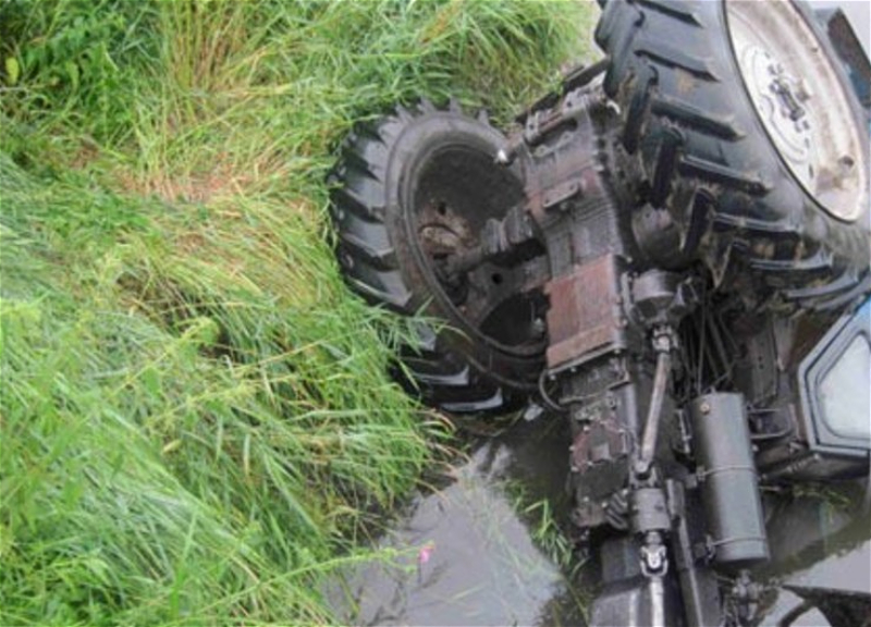 В Товузе перевернулся трактор, водитель скончался