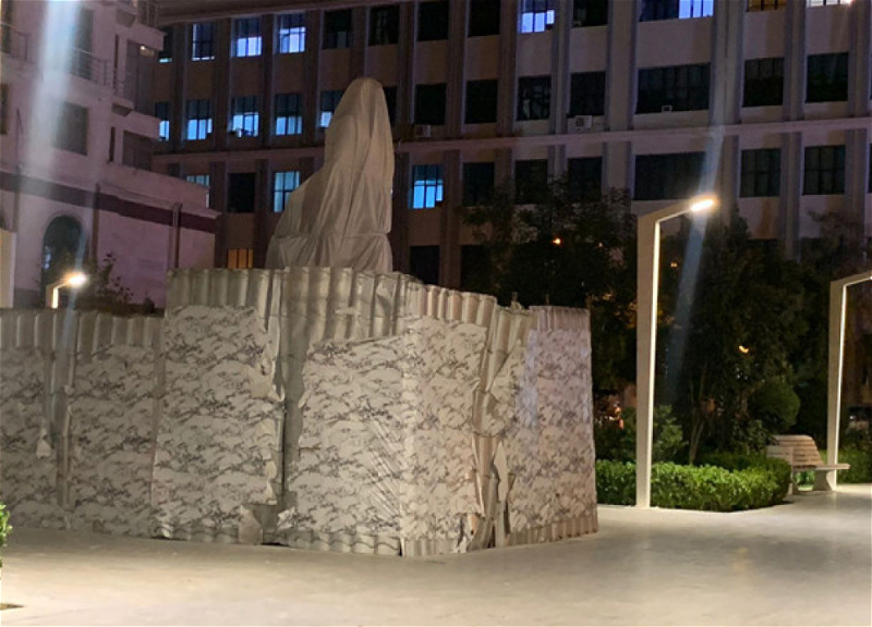 В Баку установлен памятник Тофигу Гулиеву - ФОТО